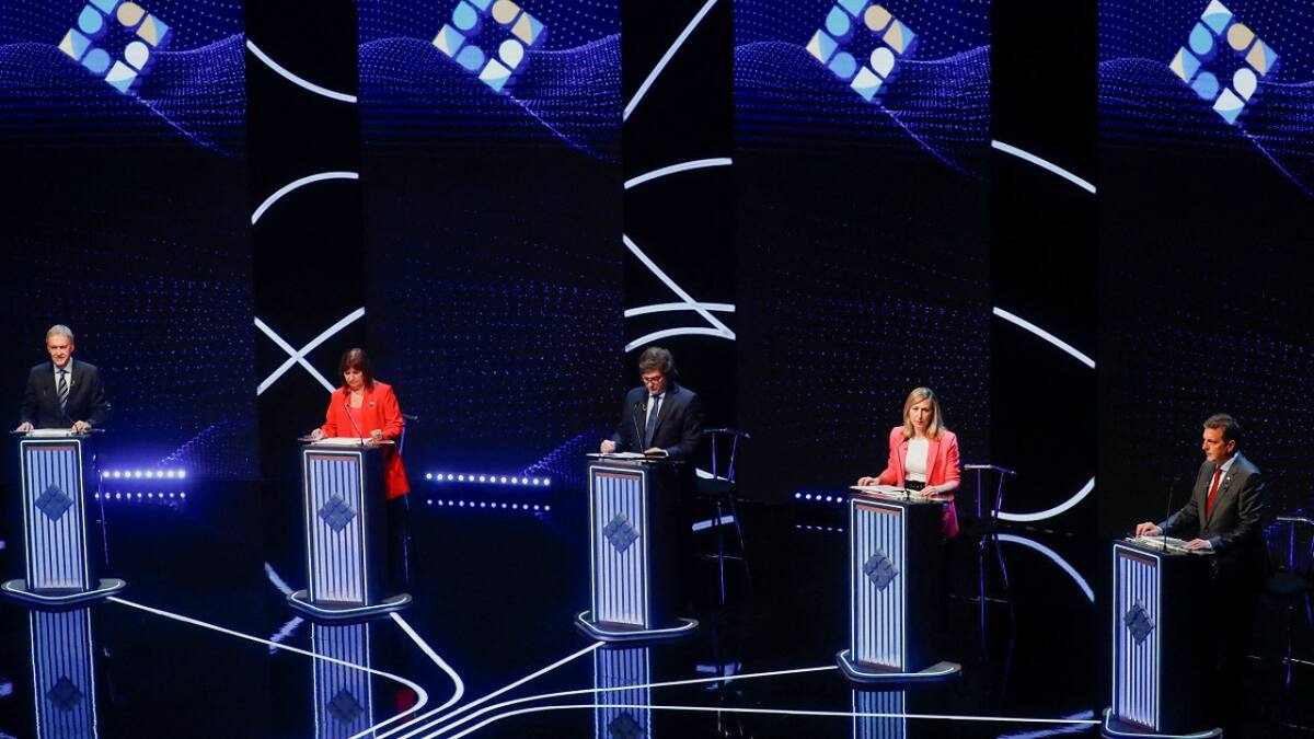 Los cinco candidatos en el segundo debate presidencial. Foto: NA.