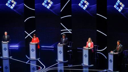 Los cinco candidatos en el segundo debate presidencial. Foto: NA.
