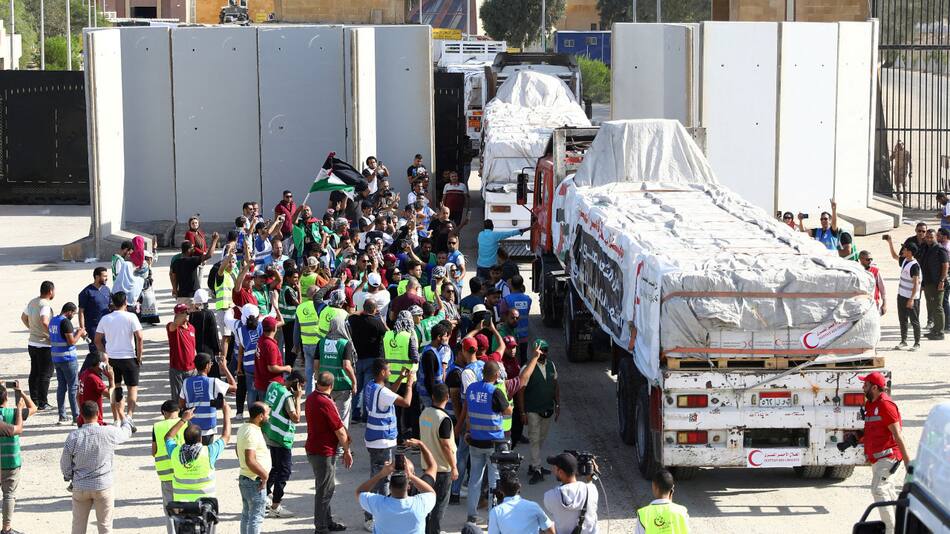 Ayuda humanitaria para Gaza en el paso fronterizo con Egipto. Foto: REUTERS.