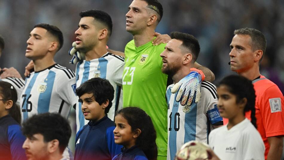 "Cuti" Romero, "Dibu" Martínez y Lionel Messi. Foto: NA.