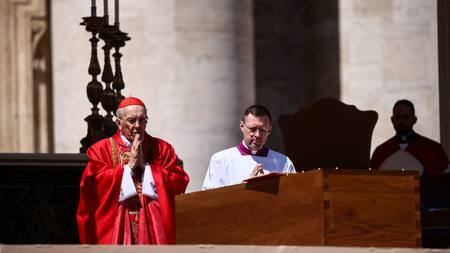 Homilía del cardenal Giovanni Battista Re en el funeral del Papa Francisco. Foto: REUTERS.