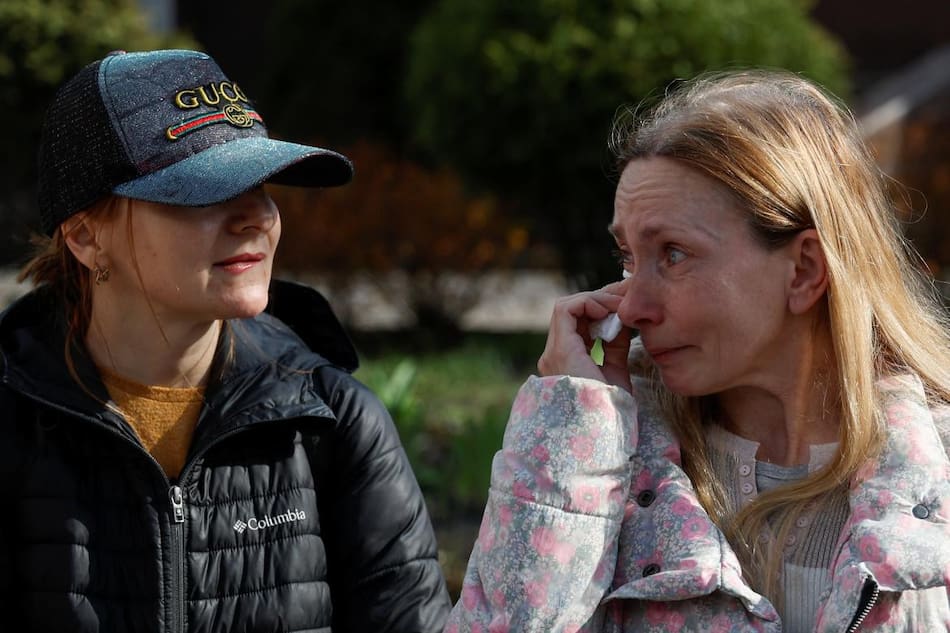 Madre ucraniana se encuentra con su hija. Foto: Reuters.