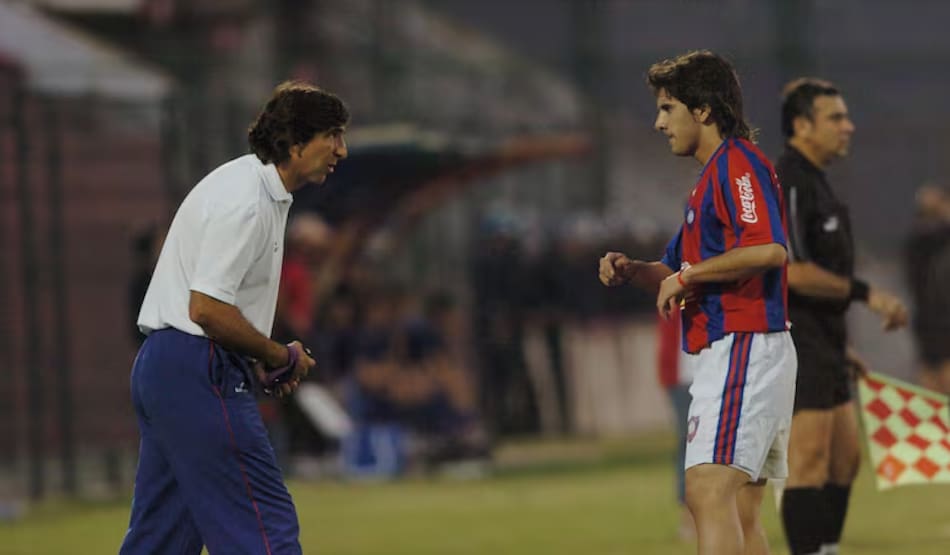 Gustavo Costas como entrenador de Cerro Porteño en 2005.