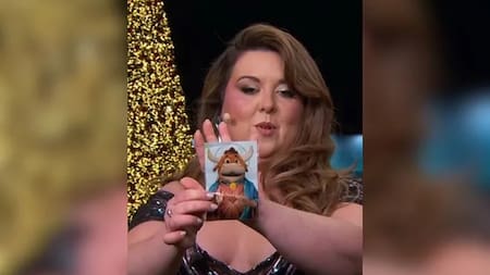 Presentadora de la TVE mostró una estampita del Sagrado Corazón con la cabeza de una vaca. Foto: Captura de T.V