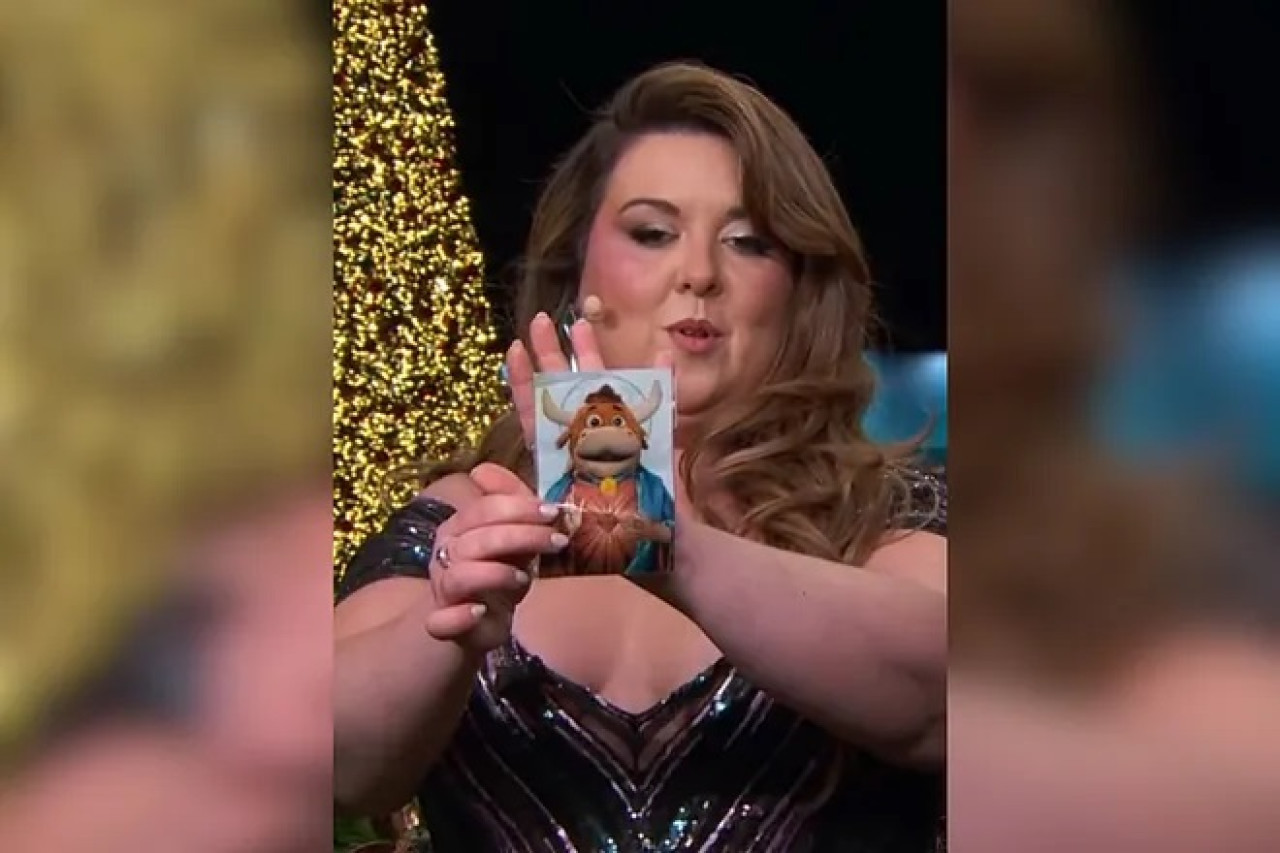 Presentadora de la TVE mostró una estampita del Sagrado Corazón con la cabeza de una vaca. Foto: Captura de T.V