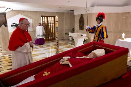 El féretro del papa Francisco en la residencia de Santa Marta. Foto: Reuters.