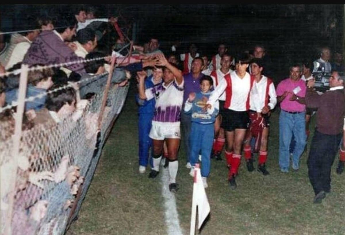 En un pequeño pueblo bonaerense, una visita de Diego Maradona en 1992 quedó grabada para siempre