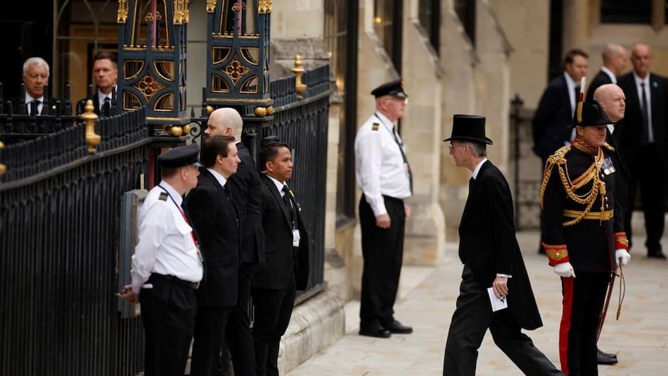 Secretario de Comercio, Jacob Rees-Mogg al ingresar a Westminster Abbey. Foto: Reuters.