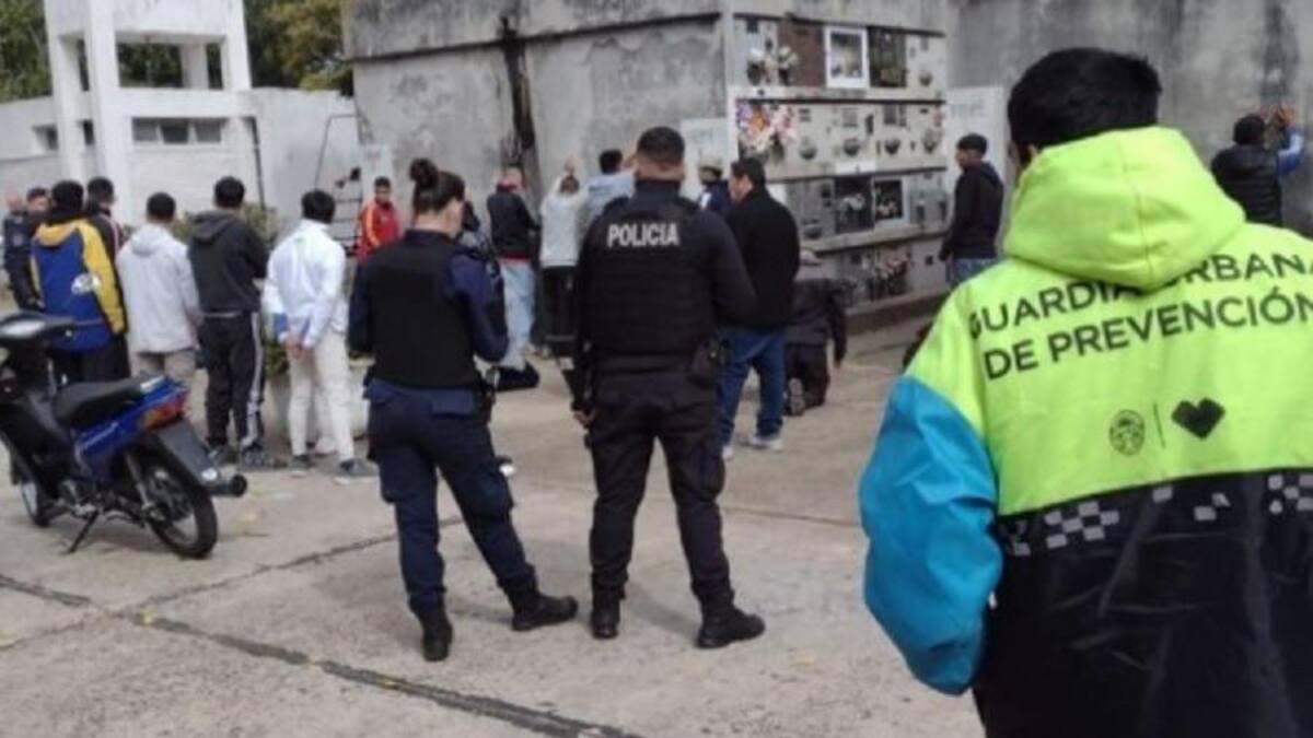 Nueve jóvenes fueron detenidos en Los Hornos por vandalizar un cementerio. NA
