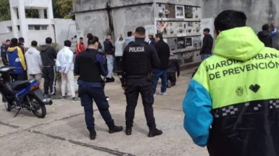 Nueve jóvenes fueron detenidos en Los Hornos por vandalizar un cementerio. NA