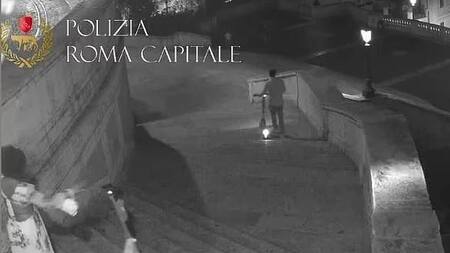 Turistas en monopatín rompieron una histórica escalera de Piazza Spagna, en Roma