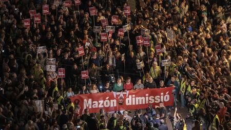 Manifestantes piden la renuncia del presidente de Valencia, Carlos Mazón. Foto: EFE