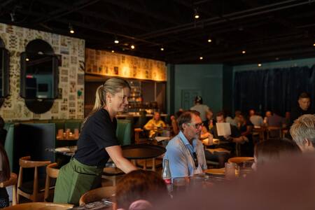 Mozo; bar; restaurante. Foto: Unsplash.