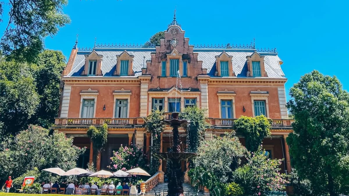 Fue construida en 1891 y recién en 1941 se convirtió en su hogar permanente: hoy es la casa museo de Victoria Ocampo y guarda más de 11.000 libros