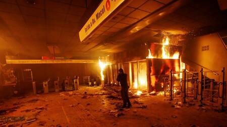 Violentas protestas en Santiago de Chile contra el aumento del boleto del subte, REUTERS