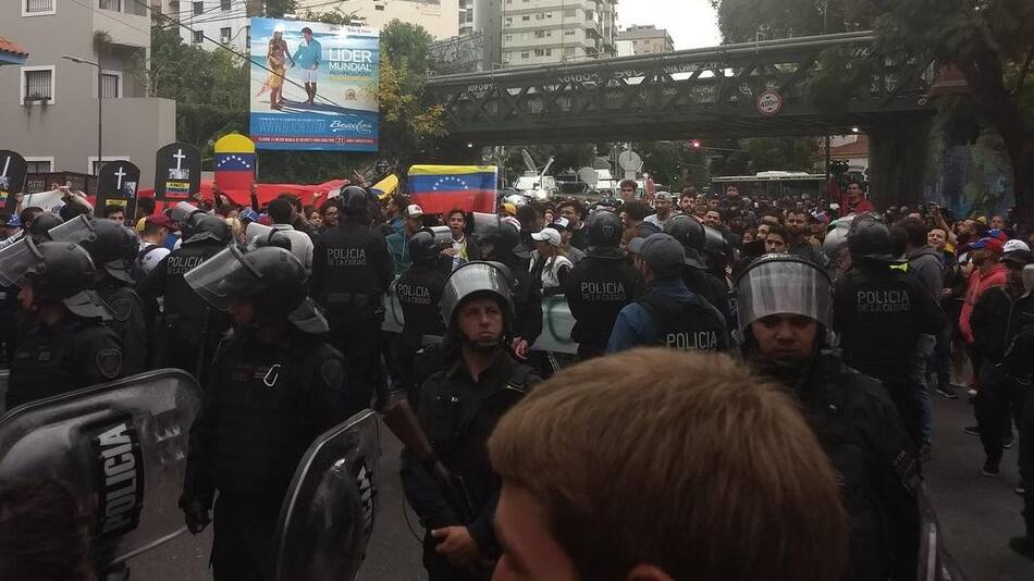 Tensión en la Embajada de Venezuela: piedrazos, gases lacrimógenos y heridos