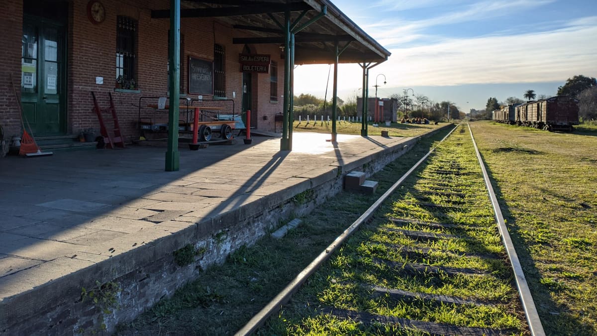 Calles tranquilas, la antigua estación y el arroyo rodeado de naturaleza definen la esencia de Vagues, una joya escondida de San Antonio de Areco ideal para el descanso.