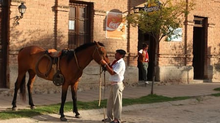 Soñado por jubilados: el pueblo escondido entre las sierras que ofrece un verano sin ruido ni multitudes