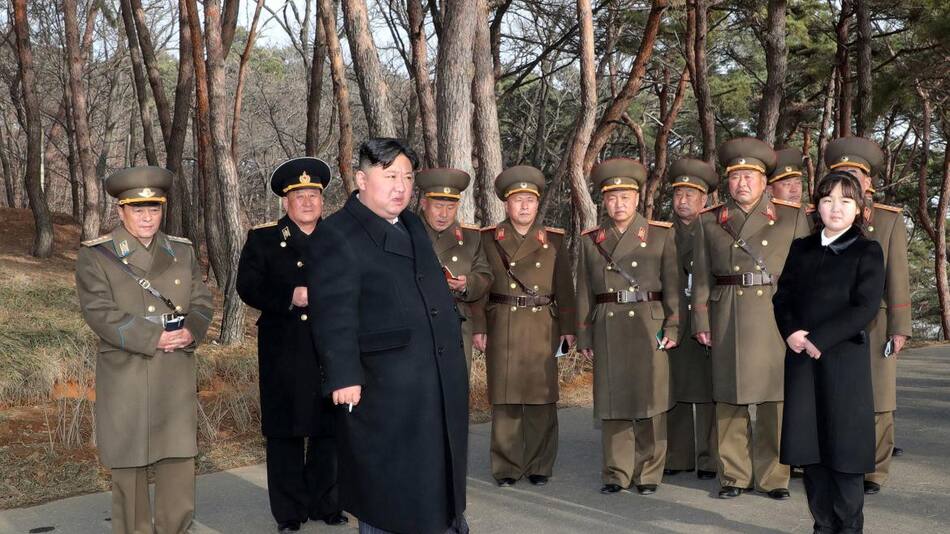 El líder norcoreano Kim Jong Un y su hija Kim Ju Ae. Reuters