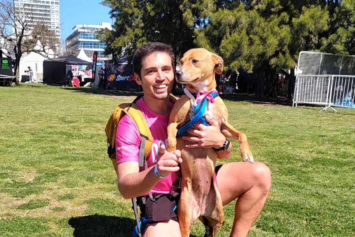 Ulrico Honeker junto a Kira, los ganadores de la DOGRUN 2026 de 5K.