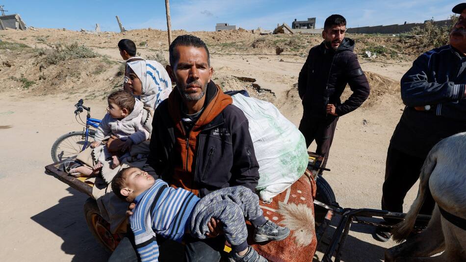 Palestinos huyen de Gaza tras la ofensiva de Israel. Foto: REUTERS.