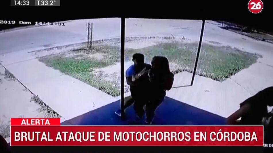 Salvaje ataque motochorro: pateó brutalmente a una mujer para robarle