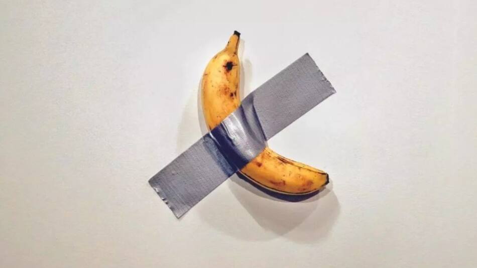 Banana pegada en la pared. Foto: EFE.