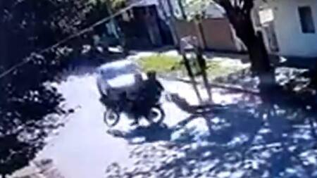 Joven de 24 años está grave tras ser arrastrada por "motochorros" y atropellada por un auto