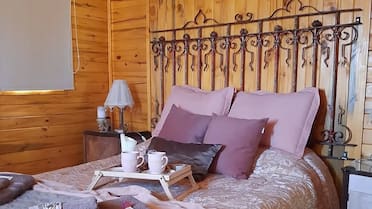 Un hospedaje lleno de historia: la experiencia de dormir en vagones de tren reciclados en el campo y disfrutar de una escapada distinta