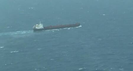 Las fuertes olas complicaron a la barcaza que llevaba 47 migrantes. Foto captura EFE.