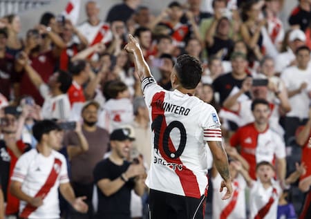 Festejo de Juan Fernando Quintero para River en el Monumental.