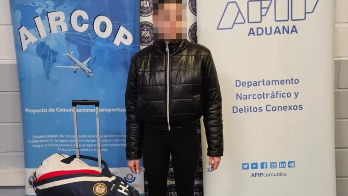 La Aduana detuvo a una mula que viajaba a Europa con 78 cápsulas de cocaína en el cuerpo