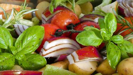 Albahaca, tomates y cebollas. Foto: Unsplash.