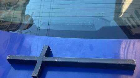 La cruz que utilizó el agresor. Foto: X / @PoliciaCbaOf.