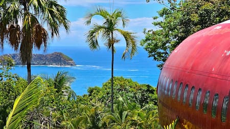 Confort y lujo: dónde queda el hotel que fue un avión Boeing 727 y ahora una suite exclusiva con vista al océano Pacífico