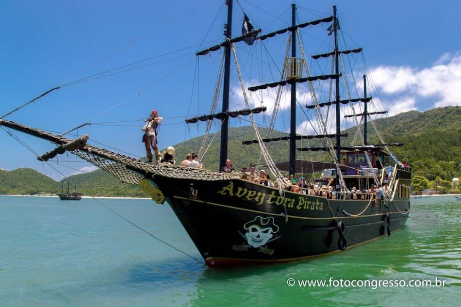 Barco Pirata en Florianópolis, Brasil. Foto: Escuna Martin.