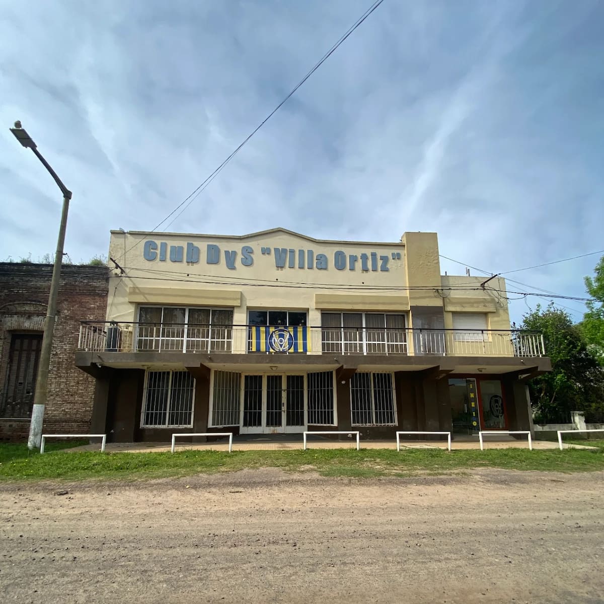 Es un pueblo rural de aproximadamente 815 habitantes