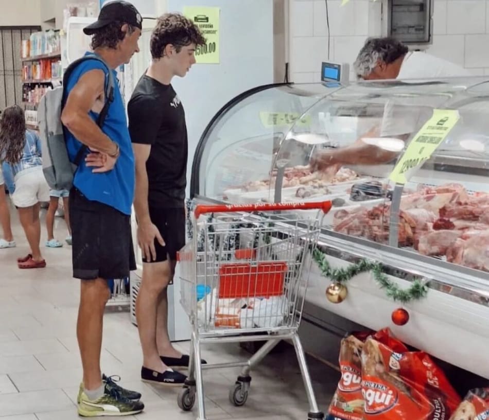 Franco Colapinto en un comercio de San Andrés de Giles