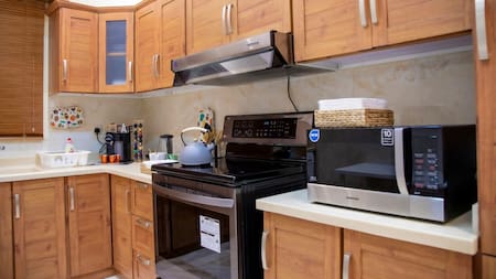 Cocina; electrodomésticos; microondas. Foto: Unsplash.