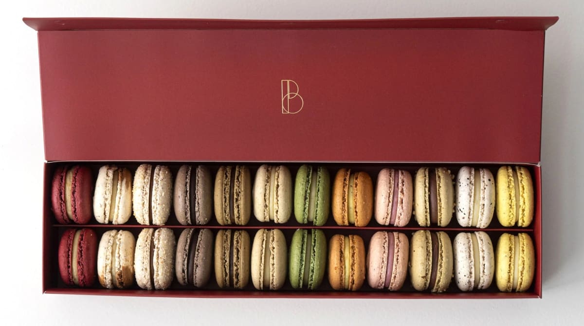 Los macarons son pequeñas piezas de pastelería elaboradas principalmente con almendras molidas, claras de huevo y azúcar.