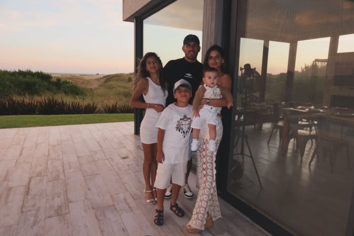 Leandro Paredes junto a Camila Galante y sus hijos