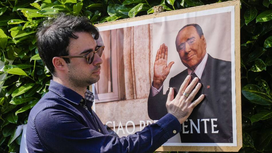 Luto en Italia por muerte de Silvio Berlusconi. Foto: Reuters
