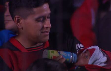 Hincha de Colón que le dio la mamadera a su hijo y fue nominado al The Best de la FIFA. Foto: NA.