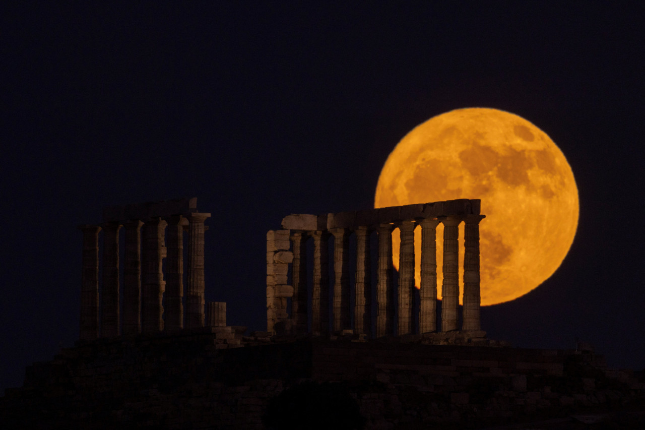 Luna de Fresa; Luna Llena. Foto: Archivo Reuters/Alkis Konstantinidis