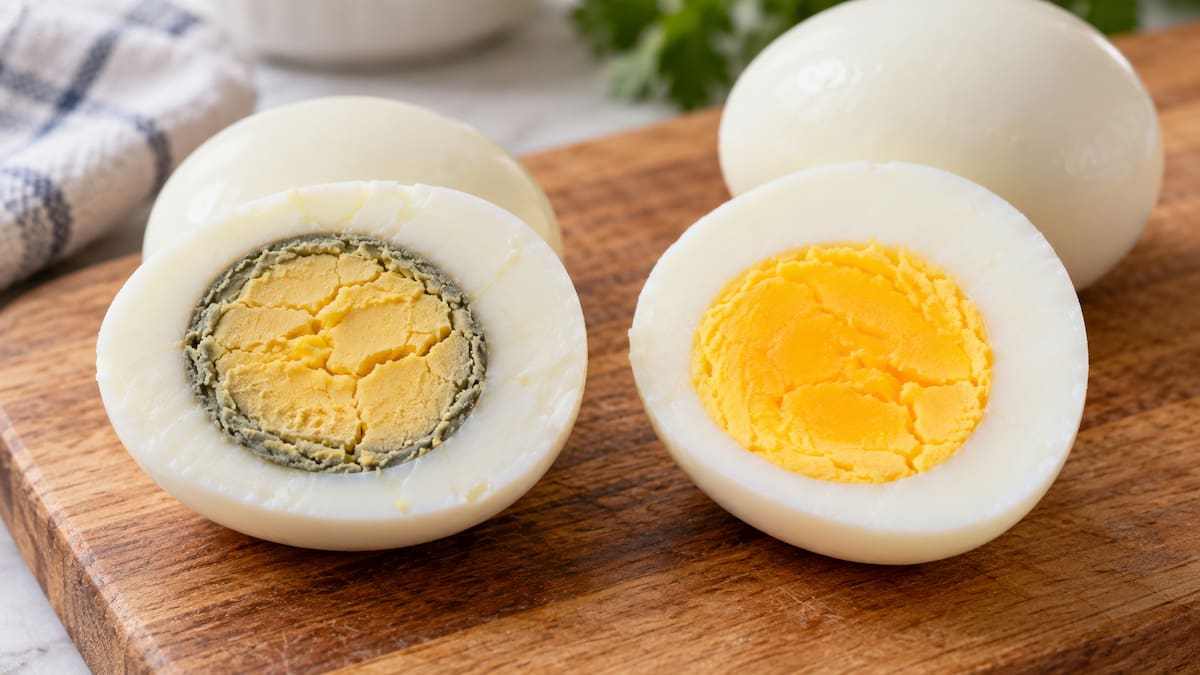 Poner los huevos directamente en agua hirviendo puede afectar su textura