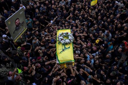 Masivo funeral de un miliciano de Hezbollah. Foto: Reuters.