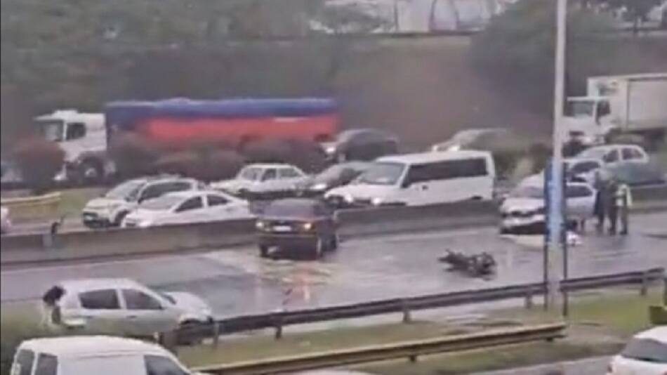 Accidente de tránsito en la Autopista Riccheri. Foto: NA/captura de video.