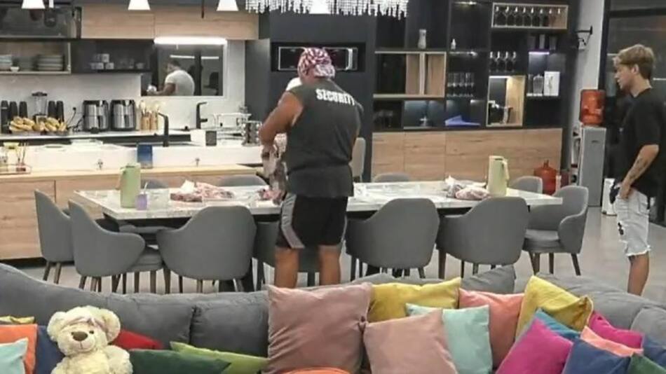 Alfa cortando la carne el mal estado. Foto: captura.