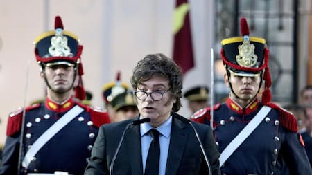 Javier Milei participa de la entrega del sable corvo de San Martín al Regimiento de Granaderos a Caballo