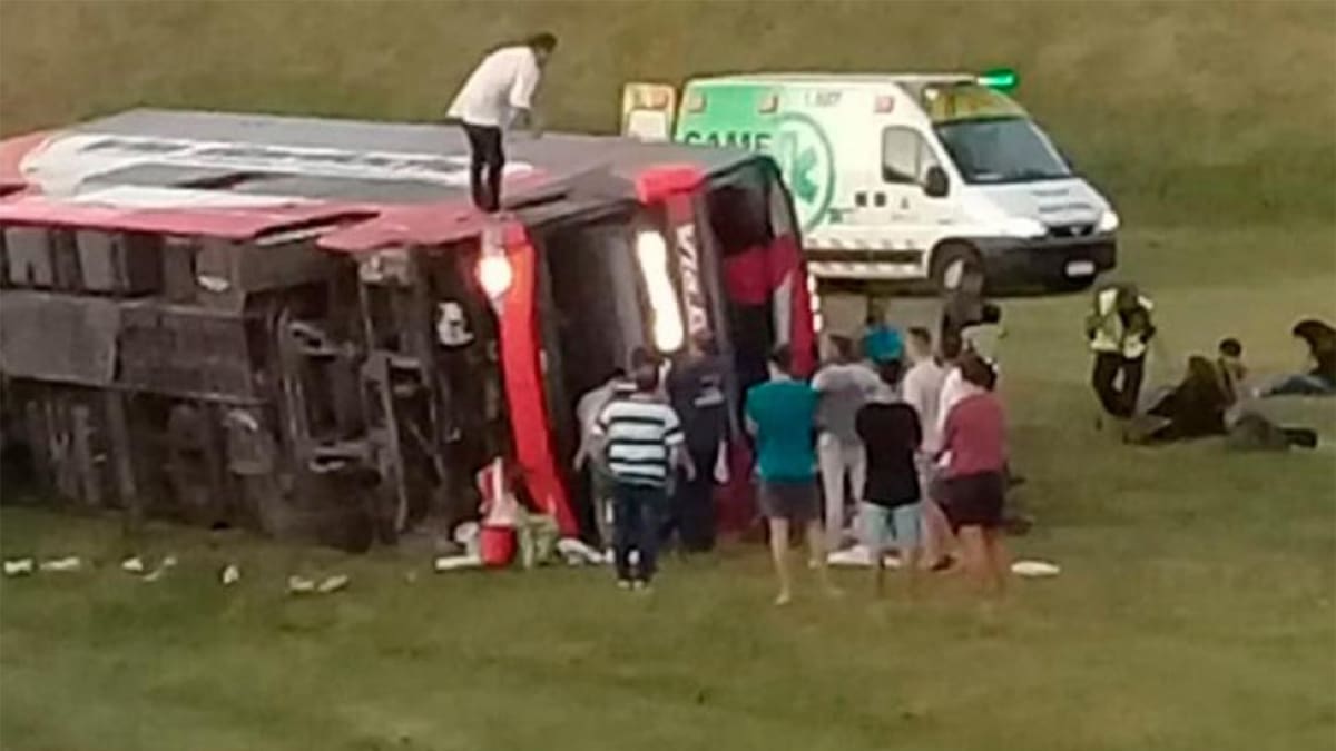 Volcó un micro de Vía Bariloche en la Ruta 2: hay muertos y heridos
